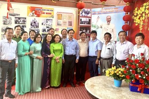 崇正慈善会馆理事与第八郡、坊领导、代表在胡志明文化空间留影。