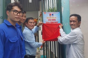 向华人贫困户移交温情屋