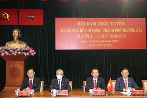 市委书记阮文年（右二）同与会代表出席视频会议。（图：市党部新闻网）