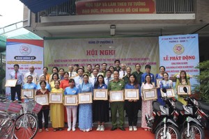 该坊领导与获表彰为良好学习与效法胡志明思想、道德、风格的集体和个人模范合照留念。