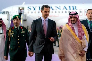 叙利亚总统巴沙尔（中）19日抵达吉达参加第32届阿盟峰会。（图：路透社）