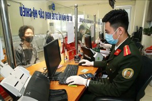 有关部门用 ASM 软件试行开展电子留宿通报模式。（图：越通社）