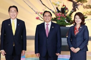 日本首相岸田文雄偕同夫人迎接越南政府总理范明政（中）。（图：越通社）