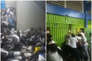 大批球迷堵塞在球场大门处。（图：互联网）