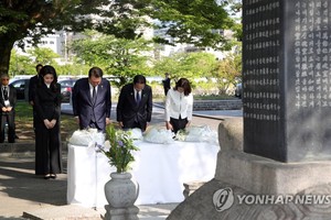 5月21日，在日本广岛和平纪念公园，韩国总统尹锡悦（左二）和夫人金建希，以及日本首相岸田文雄（右二）和夫人岸田裕子共同参拜韩国人原爆牺牲者慰灵碑。（图：韩联社）