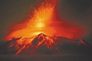 这是5月20日在墨西哥普埃布拉州拍摄的波波卡特佩特火山。（图：新华社）