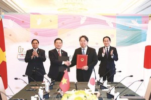 越南政府总理和日本首相见证越南财政部长和日本外务大臣之间合作文件交换仪式。（图：越通社）