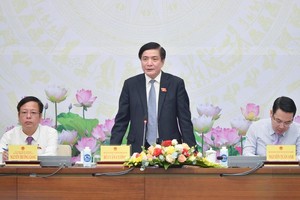 国会秘书长裴文强（中）在新闻发布会上发言。（图：国会）