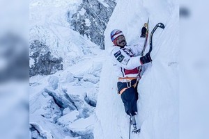 双膝截肢成功登顶珠峰