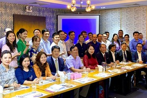 处长韩国耀（前排左四）与贵宾和留台校友合照。