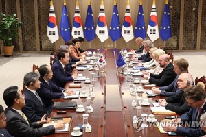 5月22日，在首尔龙山总统府，韩国总统尹锡悦（左排左五）同欧洲理事会主席夏尔·米歇尔（右排右五）、欧盟委员会主席乌尔苏拉·冯德莱恩（右排右六）举行会谈。（图：韩联社）