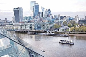 从英国伦敦市政厅观看伦敦金融城金融区摩天大楼的全景。（图：路透社）