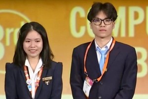 荣获 REGENERON ISEF 2023三等奖项的阮氏梅英（左）和阮平江。（图：视频截图）