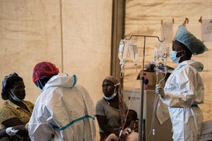 2023年1月11日，卫生工作者在马拉维中部利隆圭的 Bwaila 医院治疗霍乱患者。在病毒从马拉维传入该国后，南非于 2 月报告了首例霍乱死亡病例。（图：AP）