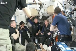 SpaceX 的“龙”飞船于2023年5月22日对接后，宇航员在空间站内欢迎来自私人 Ax-2 任务的四名新机组人员。（图：NASA TV）