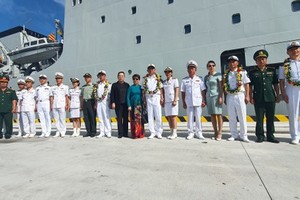 中国海军军舰访问岘港市