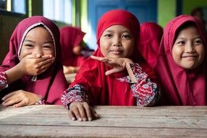 在印度尼西亚的一所小学，女孩们等待轮到她们接种疫苗。（图：儿基会）