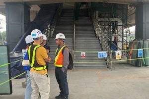 本市正研究在步行天桥安装电梯以加强连结，旨在为乘客提供便捷的服务。