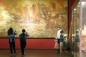 民众参观本市历史博物馆。