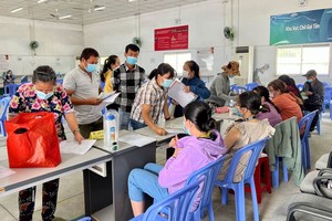 失业工人正在咨询就业。