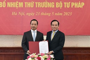 陈俊勇同志（左）从政府副总理陈留光手中接过并展示人事委任《决定》。（图：VGP）