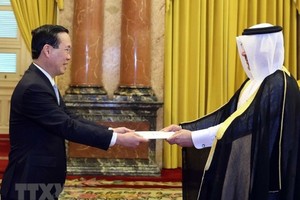 国家主席武文赏（左）接受卡塔尔大使哈立德阿里阿卜杜拉阿贝尔(音)递交《国书》。（图：越通社）