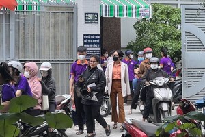 众多大学生进出Vinalink Group分公司。