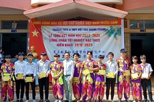 事会董事长张弘辉向积极学生奖励。