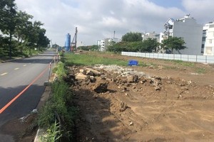 拓宽改建中的50号国道。（图：国雄）