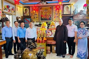 第八郡郡委书记武玉国顺（中）率团走访鹿野寺。