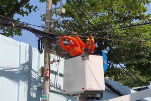 电力部门正进行维修以确保换季前供电安全。