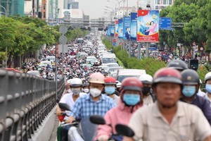 本市新平郡共和街车流量太大，经常导致交通拥堵，人车寸步难行。（图：VNN）
