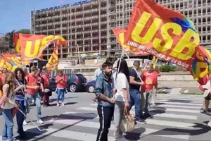 当地时间26日，在意大利罗马，大批罢工民众举行了示威游行活动。（图：视频截图）