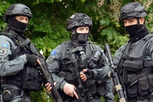 科索沃的防暴警察26日在塞族占多数的城镇兹韦钱市站岗。（图：互联网）