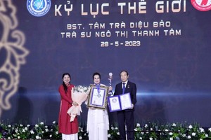 吴氏清心（中）的“心茶妙宝”收藏品荣获世界纪录。