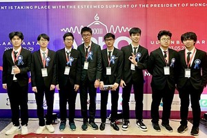 图为我国参加2023年第23届亚洲物理奥林匹克竞赛的 8 名学生团队。