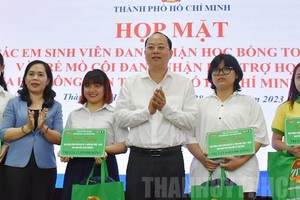 市农民协会关照大学生与孤儿