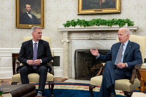 图为2023年5月22日，美国联邦众议院议长麦卡锡（左）与总统拜登（右）在白宫就债务违约问题进行会谈。(图：Getty Images)