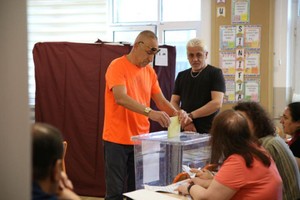 5月28日，一名男子在土耳其安卡拉一处投票站投票。（图：新华社）
