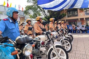 市公安厅所属陆路与铁路交警科与平政县公安、市交通运输厅监察署配合，开展在50号国道监察、处理违反交规行为。