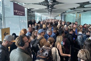 网民抱怨希斯路机场大混乱。（图：推特）