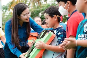 共青团中央书记阮范维庄向儿童赠送救生衣。（图：市党部新闻网）