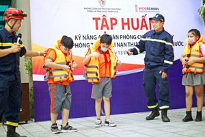 少儿学习预防事故突发应对技能。