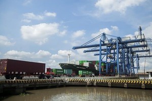 守德市桔莱港口的进出口活动一隅。