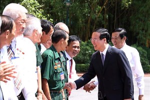 国家主席武文赏与永隆省有功者交谈。（图：越通社）