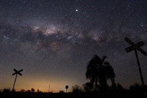 据英国《卫报》报导，随着光污染加剧，夜空被照亮的程度逐年加强，20年后的人类仰望夜空，可能再也看不见恒星。（示意图：互联网）