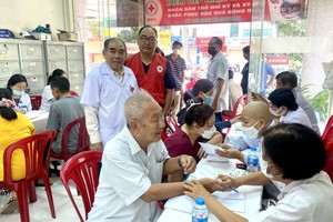 第五郡红十字会与郡东医会两位副主席观察病人在诊病。