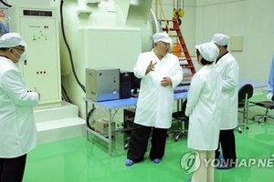 资料图片：据朝中社5月17日报道，朝鲜国务委员会委员长金正恩（左二）前一天对侦察卫星发射准备委员会的工作进行现场指导，并批准委员会今后的行动计划。 （图：韩联社/朝中社）