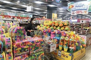 民众在超市的儿童玩具专区购物。