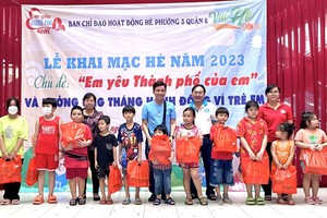 第三坊各领导与赞助商代表向少儿赠送礼物。